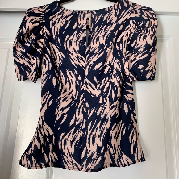 SALE💞NWT TAILORED GORGEOUS ALI & JAY BLOUSE. STRATEGIC DARTS FOR A PERFECT FIT. - Picture 3 of 11